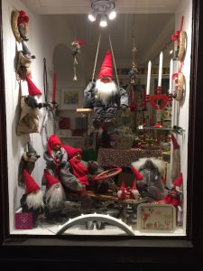 Display window with Tomtar in old town