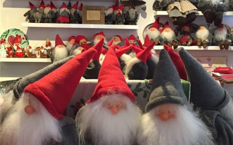I bilder på datorn kan du bläddra bland bilder ordnade efter dag, månad och år, visa enskilda bilder och gömma bilder du inte vill visa. Tomtar Troll Tomtar Gnomes In Stockholm Old Town