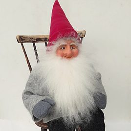 tomte sittande på stol